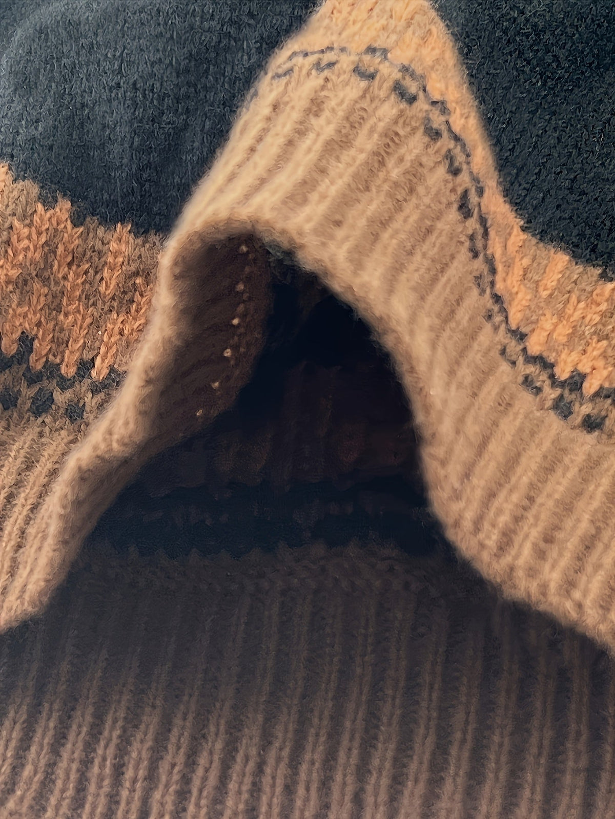 Chunky Jacquard Knit Sweater with Round Neck and Relaxed Fit