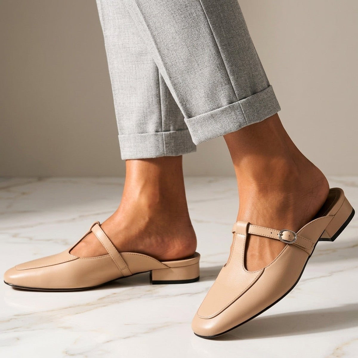 Low Block Heel Leather Mules with Pointed Toe for Casual Wear