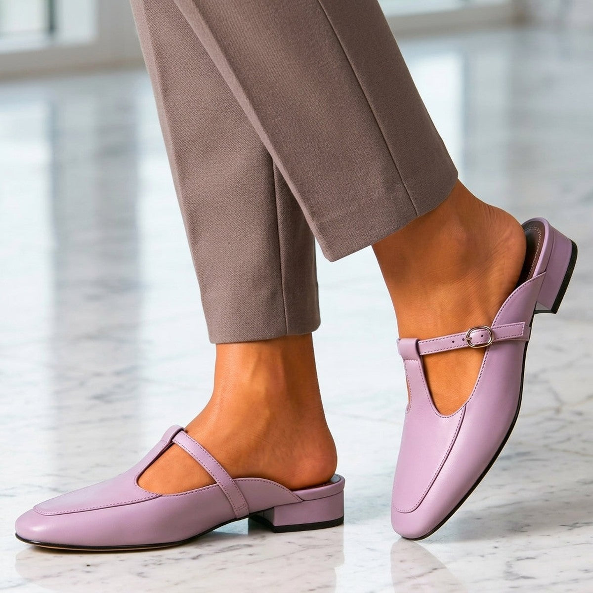 Low Block Heel Leather Mules with Pointed Toe for Casual Wear