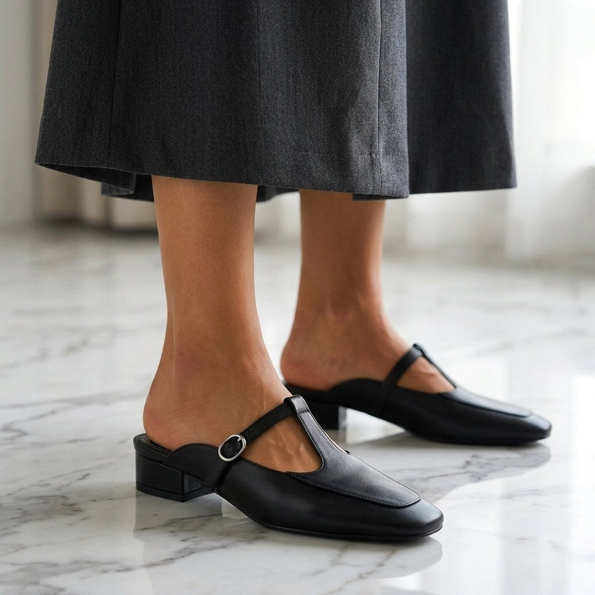 Low Block Heel Leather Mules with Pointed Toe for Casual Wear